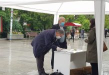 Babai i Astrit Deharit nënshkruan peticionin për zgjedhje