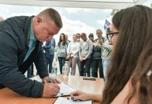 Anëtari i AAK-së nënshkruan peticionin e VV-së për zgjedhje