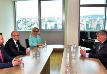 Mediat serbe: Rakiq hoqi flamurin e Kosovës nga zyra e tij