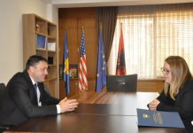 Hykmete Bajrami i dorëzoi detyrën ministrit të ri Ramë Likaj