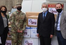 Ambasada Amerikane dhuron donacion për personelin shëndetësor të Kosovës