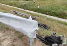 Aksident në autostradën Prishtinë-Ferizaj, vetura bie në ara dhe pëson djegie