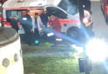 Sulmohen policët në Mitrovicë, njëri rrëzohet përtokë me shqelm (Video)