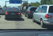 Kolona të gjata në kufirin Serbi-Hungari, qytetarët presin që nga ora 5 e mëngjesit