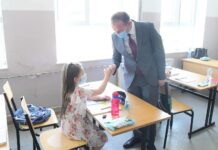 Zemaj viziton shkollën dhe ambulancën e fshatit Lluzhan të Podujevës