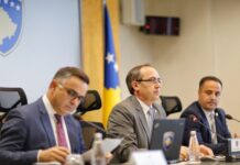 Hoti mbledh në mëngjes Qeverinë, para takimit me Grenellin