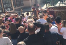Përkundër thirrjeve që të respektohet distanca fizike, qytetarët vazhdojnë të grumbullohen para shkollave