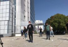 Gastronomët, në shenjë proteste, thyejnë pjata para ndërtesës së Qeverisë