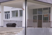 Në Dumnicë të Podujevës, ndërpritet mësimi për ngjyrosjen e shkollës