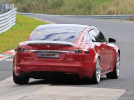 Tesla me veturë të re: Më e shpejt, tre motorë dhe shumëçka tjetër