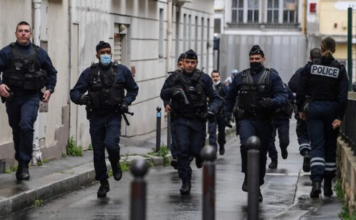 Sulme me thikë dhe prerje koke, policia franceze vret sulmuesin në afërsi të Parisit