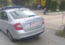 Vetura e Policisë “bllokon” trotuarin në Podujevë