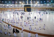 Pas shtatë muajsh shkaku i pandemisë, besimtarët u lejuan të falen së bashku në Mekë