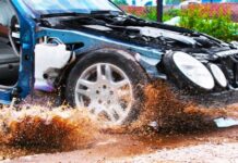 Vozitja në rrugët me gropa dhe të mbushura me ujë, pamje të ngadalësuara dhe 4K