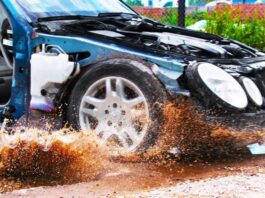 Vozitja në rrugët me gropa dhe të mbushura me ujë, pamje të ngadalësuara dhe 4K