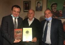 Albin Kurti në Podujevë, mixha i heroit Ali Ajeti i dhuron libër dhe mirënjohje të gueriles