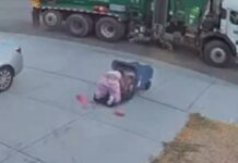 Zgjohet me nguti për ta zbrazur koshin e plehrave – gruaja përfundon dy herë brenda shportës teksa vrapon drejt kamionit të lagjes