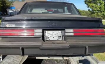 Veturës së viteve 80-ta i bëjnë larjen e parë pas 34 vjetësh – pasi qëndroi për vite të tëra “në gjumë”, në një garazh