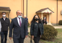 Vjosa Osmani në Podujevë, uron Bulliqin për pozitën e kryetarit: Komunat kanë nevojë për ndihmë nga niveli qendror