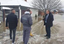 Bulliqi viziton zonat e prekura nga vërshimet në Podujevë