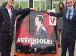 Albin Kurti takon përkrahësin që e mban fotografinë e tij në veturë