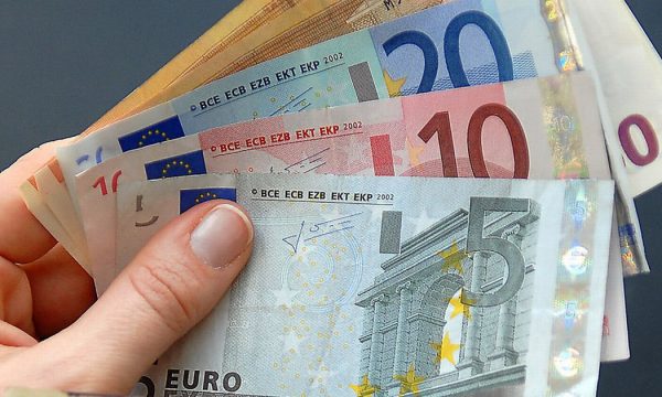 Qytetari e gjen një kuletë me 320 euro, e dorëzon në polici