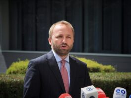 Skandali financiar, Tahiri e quan ambasadorin Berishaj “sekser” të Kurtit