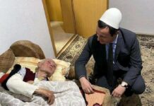 Kadrijaj ironizon me foton e Kurtit me një të moshuar: Axhë, t’i hjeka 20 euro se 10 të dalin boll