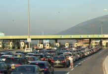 Kolona deri në 400 metra në kufirin me Shqipërinë