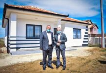 Bulliqi dhe Kastrati dhurojnë çelësat e shtëpive të reja për tri familje në Podujevë