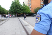 Një grua rrah policët në Prishtinë, u shkakton lëndime në duar dhe qafë