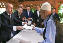 Haradinaj viziton prindërit e Thaçit, ndan për ta edhe një medalje
