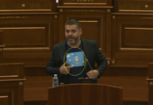 Deputeti i PDK-së vesh fanellën “me raketë”, ironizon me Jaha Kokën e VV-së!