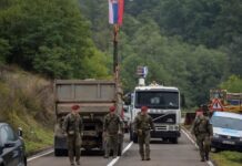Të shtunën pritet të hiqen barrikadat paralelisht me Njësinë Speciale që do të zëvendësohen nga KFOR-i në veri