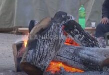 Si e kalojnë natën policët dhe “rebelët” në Bërnjak? (VIDEO)
