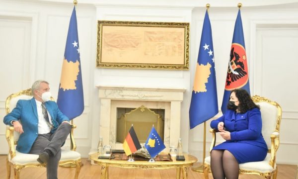 Presidentja-Osmani-priti-në-takim-ambasadorin-e-Gjermanisë-Jörn-Rohde_1-600x360