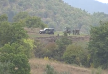 Pamje se si xhandarmëria serbe vrojton Policinë e Kosovës në Jarinjë