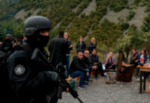Serbët e Kosovës të frikësuar, thonë se po detyrohen të qëndrojnë në barrikadat në Jarinjë dhe Bërnjak