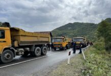 Shtohen barrikadat në Bërnjak, rritet numri i protestuesve