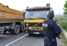 Largohen dy kamionë nga barrikadat e krijuara në Bërnjak
