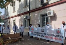 Protestojnë sindikalistët e shëndetësisë: Vitia na ka neglizhuar, nuk ka barëra – nuk kemi marrë as shtesat