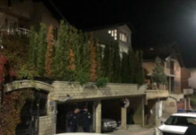 Largohen policët që po qëndronin para shtëpisë së kryeministrit Kurtit