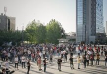 Qeveria merr vendim edhe për tubimet, në ambientet e jashtme lejohet grumbullimi deri në 70 persona