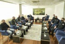 Kurti takoi policët që u lënduan në aksionin kundër kontrabandës në veri
