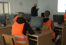 “Më mirë me u shkollu se me bo një problem”, rrëfimet e të rinjve që shkollohen në burg