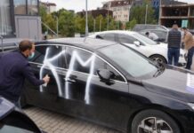 PSD e Dardan Molliqajt aksion te Qeveria, vendos stikera në veturat zyrtare
