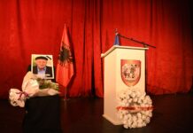 Podujevë: Mbahet mbledhje komemorative për të nderuar jetën dhe veprën e babait të heroit Hakif Zejnullahu