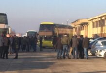 Serbët nga Kosova nisen me autobusë për të votuar në Serbi, kolona në Jarinje dhe Merdar