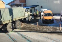 Kamioni i KFOR-it godet dy vetura të parkuara, policia jep detaje për aksidentin