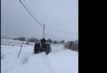 Banorët e fshatit Shtedim të Podujevës po i pastrojnë vetë rrugët nga bora